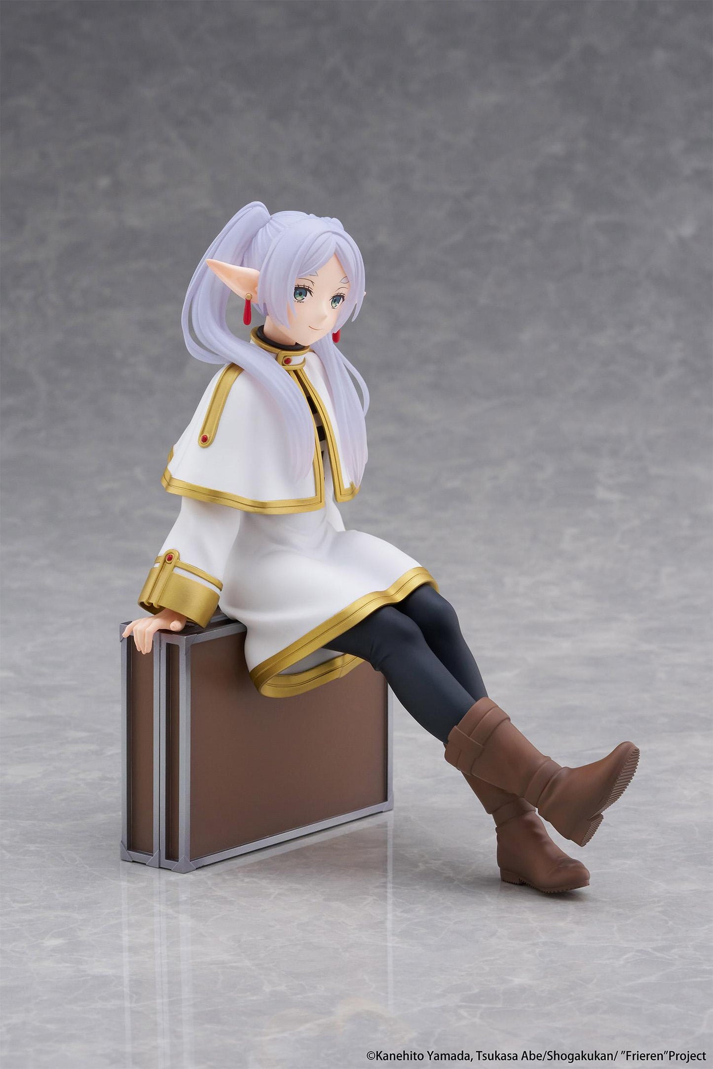 Frieren: Beyond Journey's End Desktop Cute Figure - Frieren (Trunk Case Ver.) Reissue