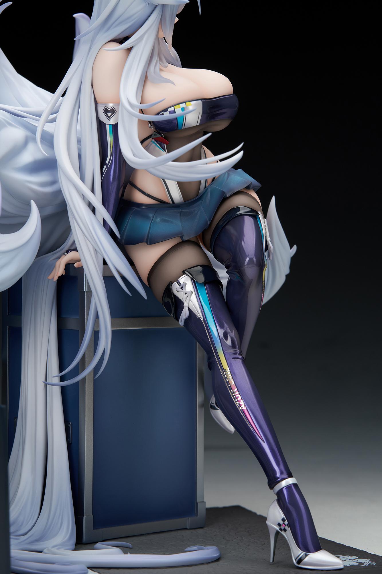 Azur Lane Shinano Moonlit Chrome Ver. LED Acrylic Display Base Bundled Special Edition 1/7 Scale Figure